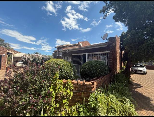 2 BEDROOM TOWNHOUSE FOR SALE IN FLORA GARDENS